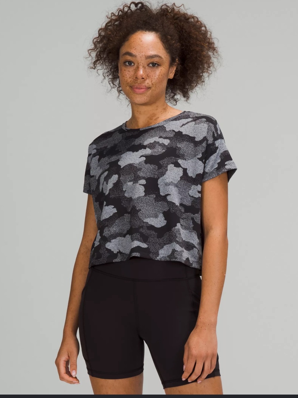 lululemon athletica Black & Gray Camo CATES tee, size 8/10